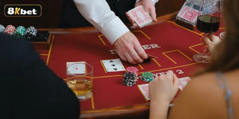 Dealer sẽ giữ vai trò chia bài trên bàn cược